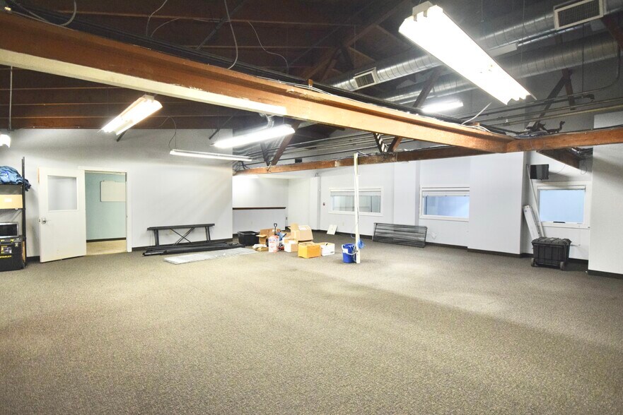 More Photos Of 2200 SE Mailwell Dr, Milwaukie Warehouse For Lease