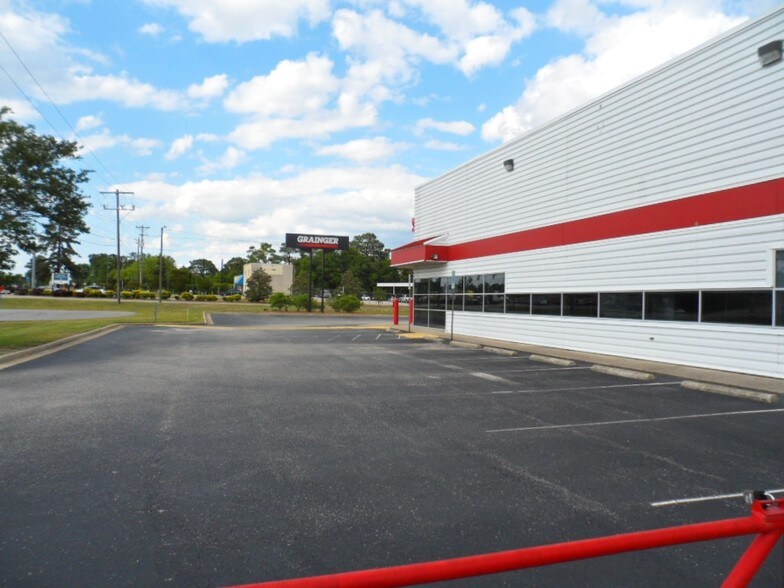 More Photos Of 2915 Gillespie St, Fayetteville Flex For Sale