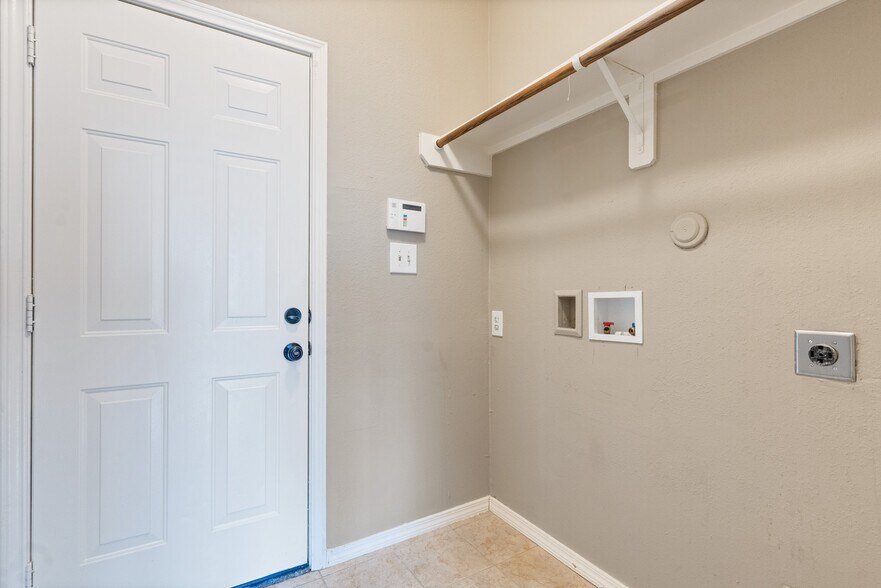 More Photos Of 9104 N Green River Dr, Houston Specialty For Sale