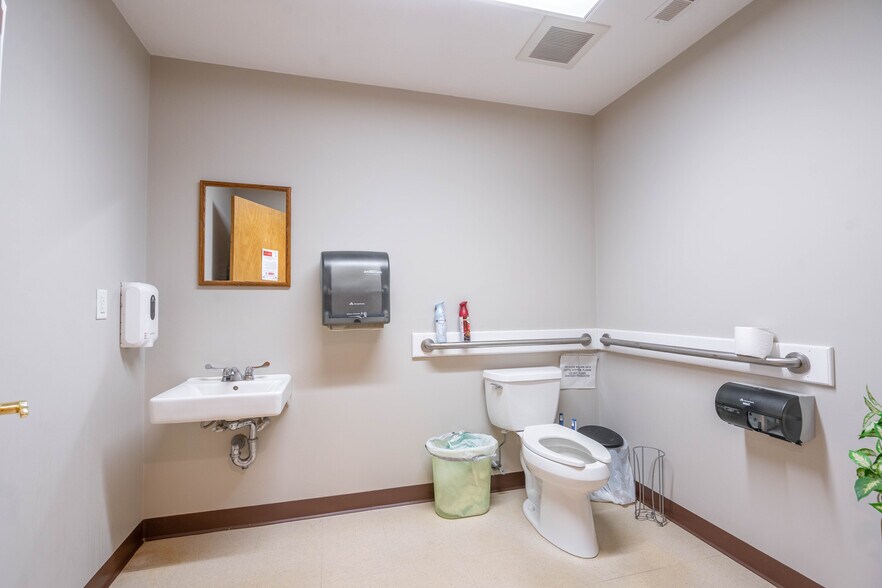 More Photos Of 415 Main St, Spencer Office For Sale