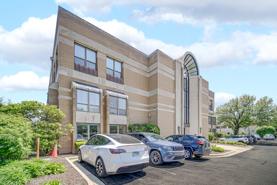 More Photos Of 1S443 Summit Ave, Oakbrook Terrace Medical For Lease