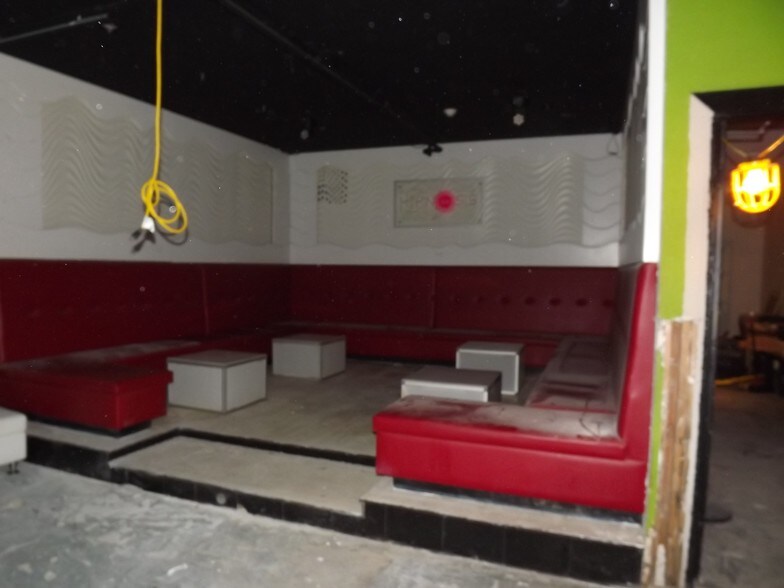 More Photos Of 43 E Main St, Smithtown Bar For Lease