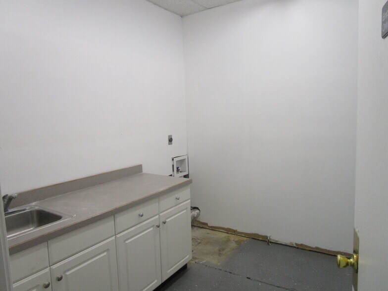 More Photos Of 1008-1016 W Mary St, Garden City General Retail For Lease