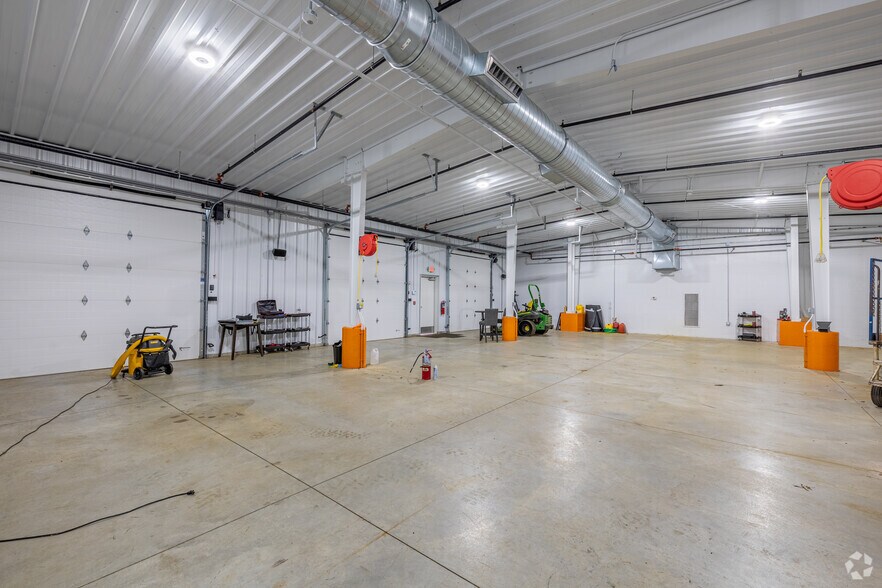 More Photos Of 200 Enterprise Dr, Pekin Light Distribution For Lease