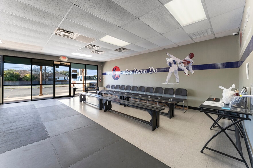 More Photos Of 9585 Braun Rd, San Antonio Storefront Retail Office For Sale