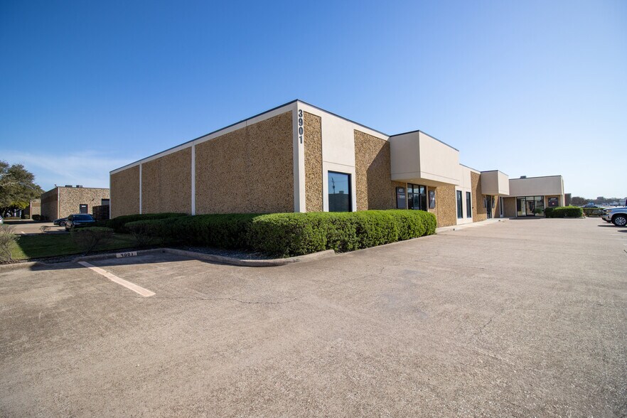 More Photos Of 4001-4009 Lindbergh Dr, Addison Light Manufacturing For Lease