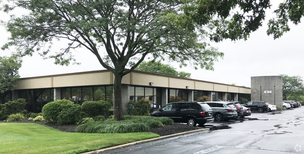 More Photos Of 135-175 Froehlich Farm Blvd, Woodbury Unknown For Lease