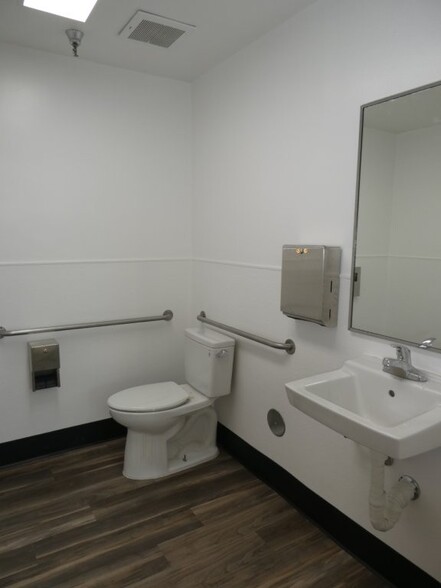 More Photos Of 1427 W Glenoaks Blvd, Glendale General Retail For Lease