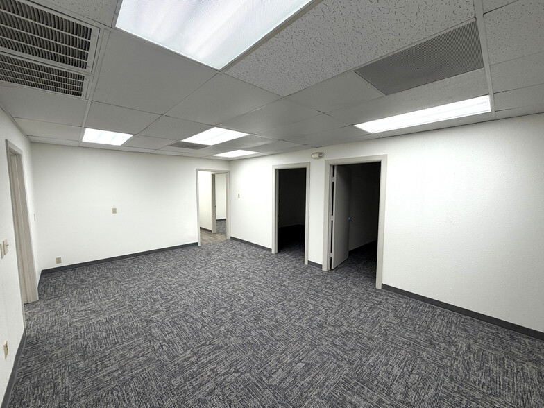 More Photos Of 2435-2441 Boardwalk St, San Antonio Showroom For Lease