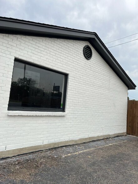 More Photos Of 418 W Chambers St, Cleburne Office For Lease