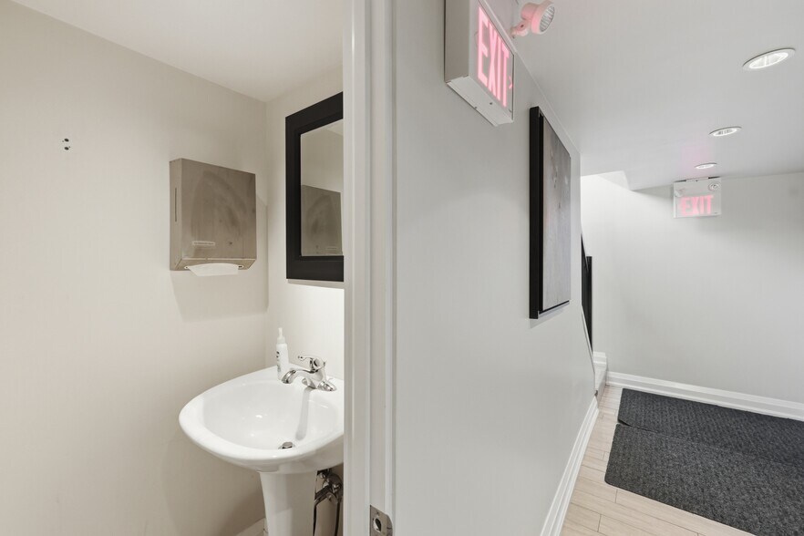 More Photos Of 60 King St W, Hamilton Office For Sale