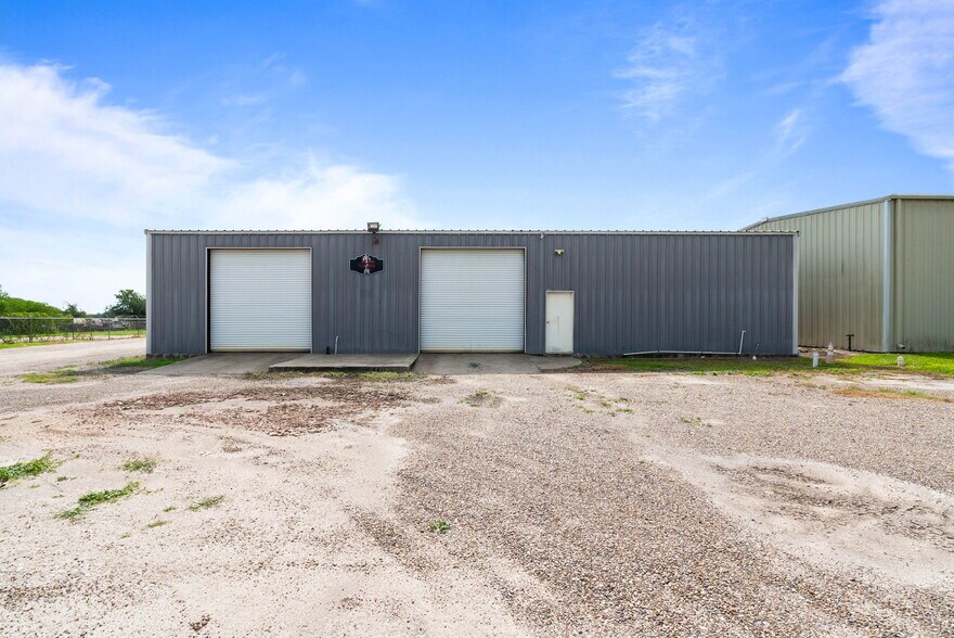 More Photos Of 2404 N US Highway 281, Alice Flex For Lease