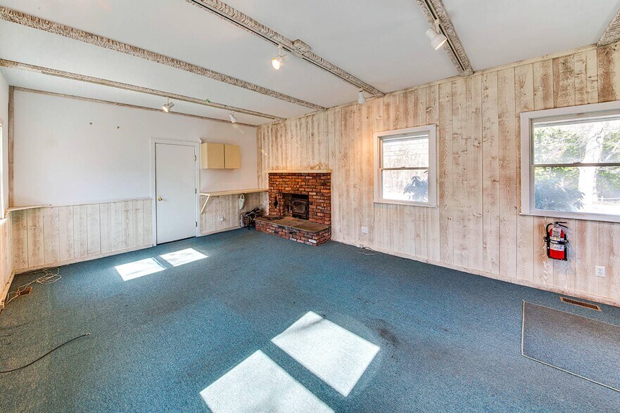 More Photos Of 512 Three Mile Harbor Hog Creek Hwy, East Hampton Loft Creative Space For Lease