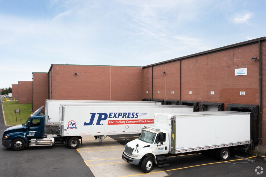 More Photos Of 555 N Research Pl, Central Islip Warehouse For Lease