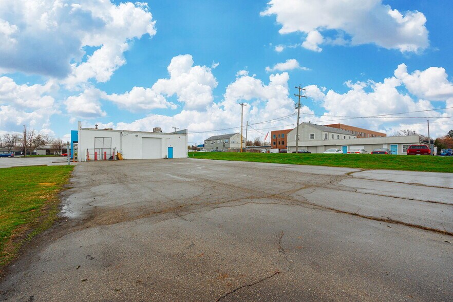 More Photos Of 4011 E Main St, Columbus Freestanding For Lease