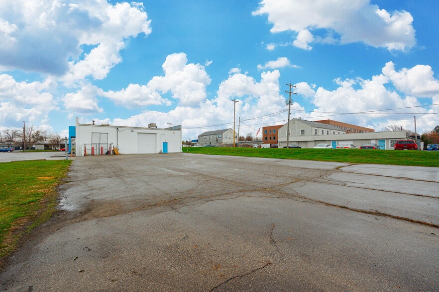 More Photos Of 4011 E Main St, Columbus Freestanding For Lease