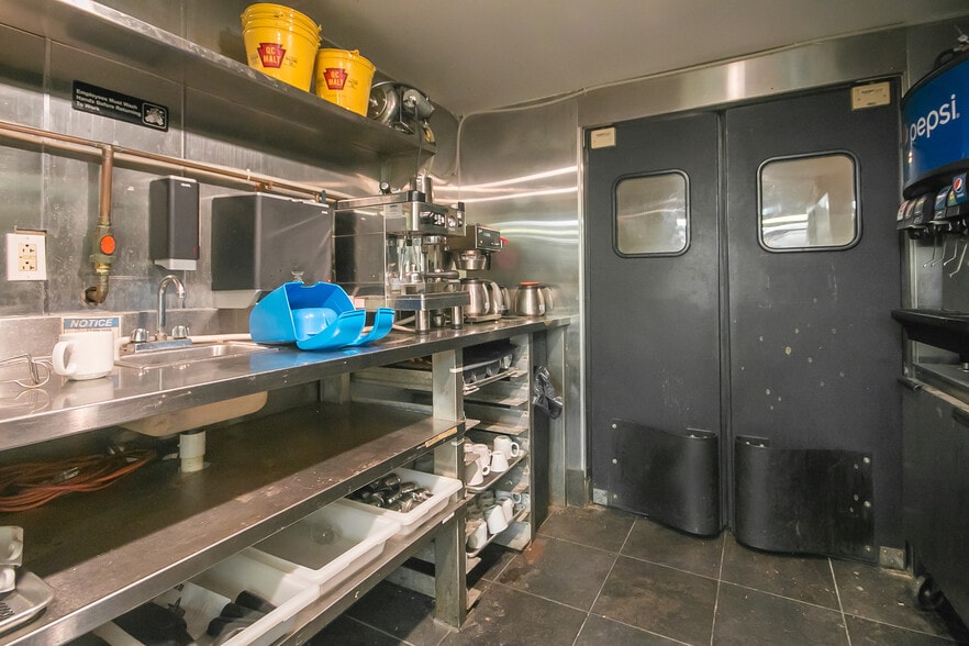 More Photos Of 1111-1113 Walnut St, Philadelphia Storefront For Lease