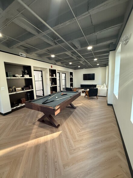 More Photos Of 28 N Saginaw St, Pontiac Office For Lease