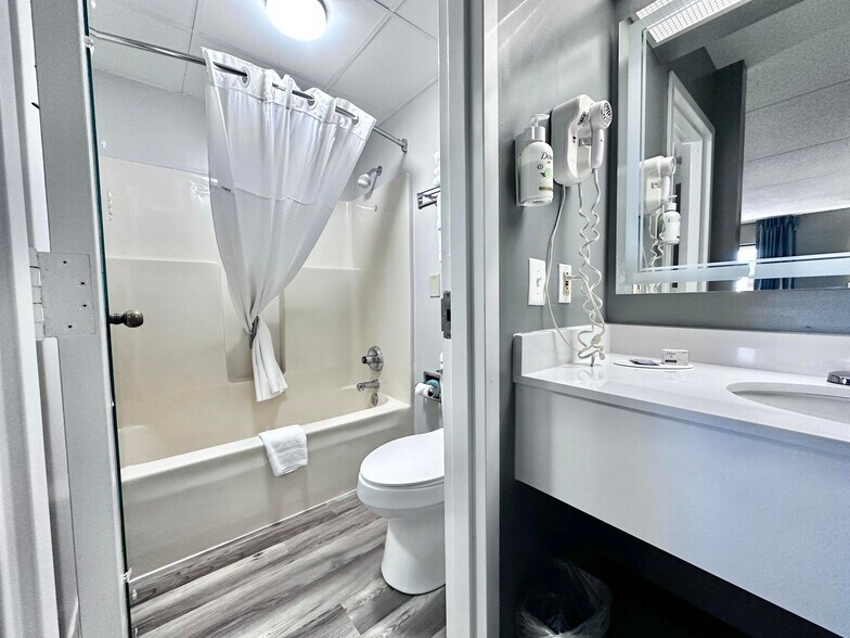 More Photos Of 2075 Highway 192 W, London Hotel For Sale