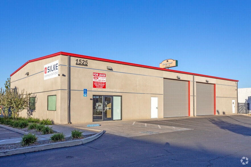 Primary Photo Of 1525 W 14th St, Merced Showroom For Lease