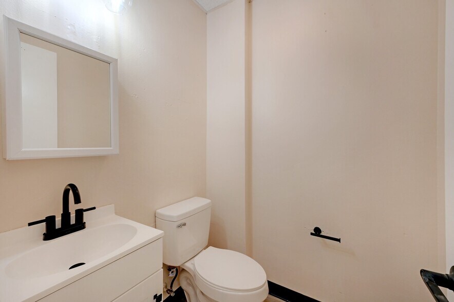 More Photos Of 5715 Kenwick St, San Antonio Warehouse For Lease