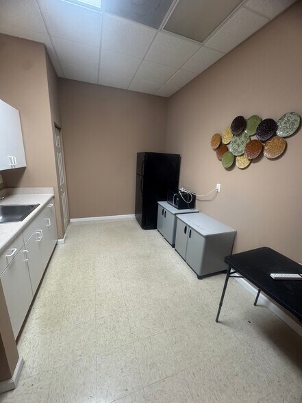 More Photos Of 1410 Park Ln S, Jupiter Warehouse For Lease