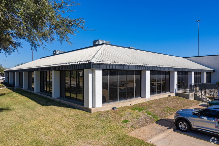More Photos Of 15534 W Hardy Rd, Houston Unknown For Lease