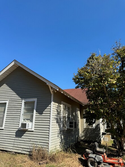 More Photos Of 820 Sligo St, Woodville Auto Repair For Sale