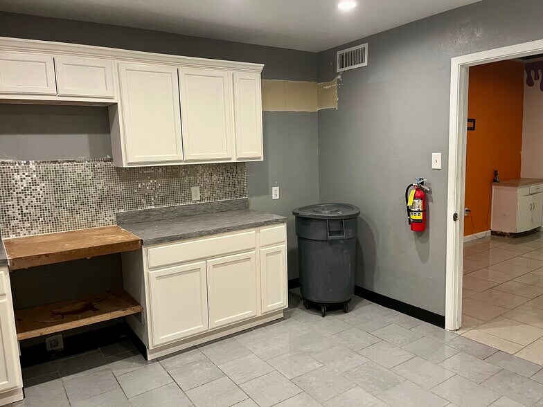 More Photos Of 2317 Handley Dr, Fort Worth General Retail For Sale