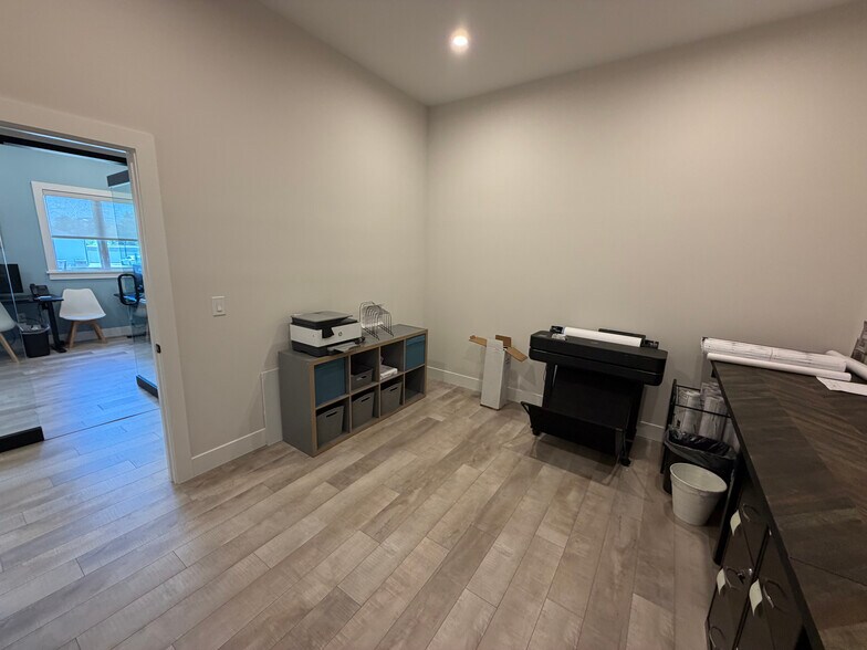More Photos Of 46 Roosevelt Blvd, Marmora Office For Lease