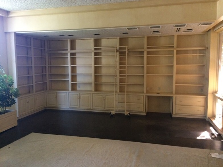 More Photos Of 2901 S Kansas St, Wichita Flex For Lease