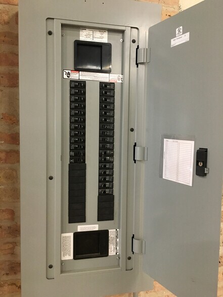 More Photos Of 2731 N Pulaski Rd, Chicago Warehouse For Lease