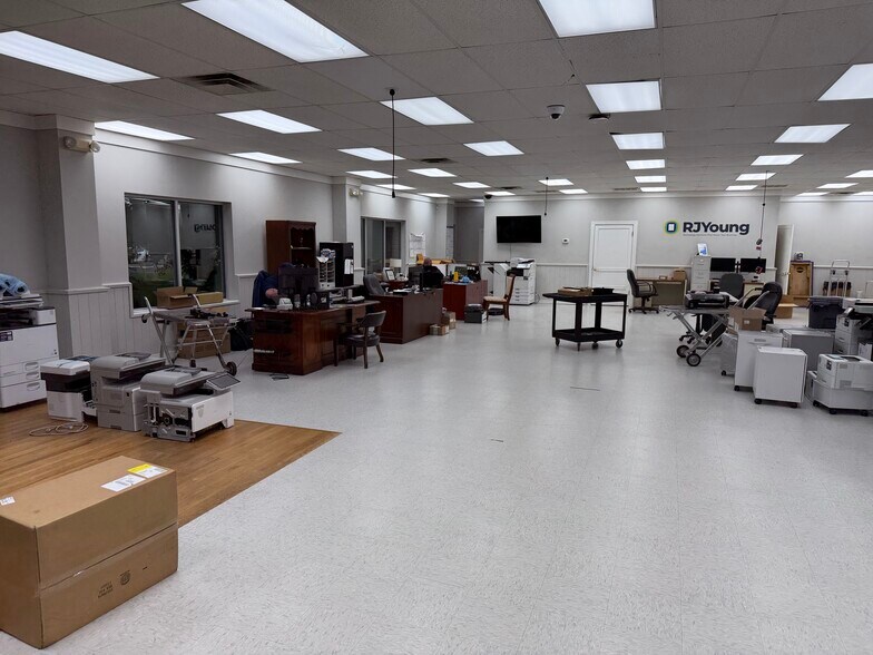 More Photos Of 256 Vann Dr, Jackson Storefront Retail Office For Sale