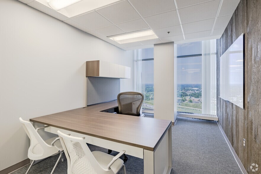 More Photos Of 755 W Big Beaver Rd, Troy Coworking Space