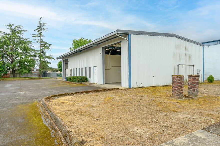 More Photos Of 2710 E Hancock St, Newberg Light Distribution For Lease