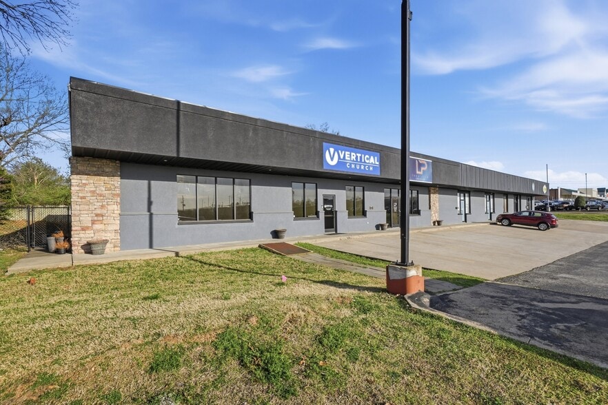 More Photos Of 3416-3422 N College Ave, Fayetteville Unknown For Lease