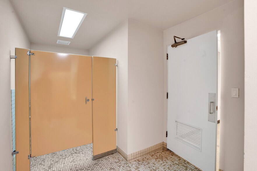 More Photos Of 780 Laurel St, San Carlos Bank For Lease