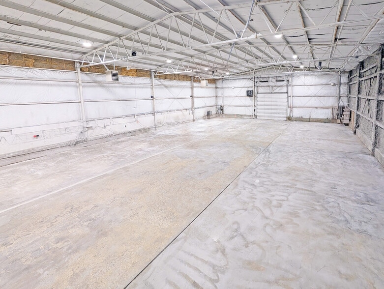 More Photos Of 701 Sunset Dr, Round Lake Warehouse For Lease