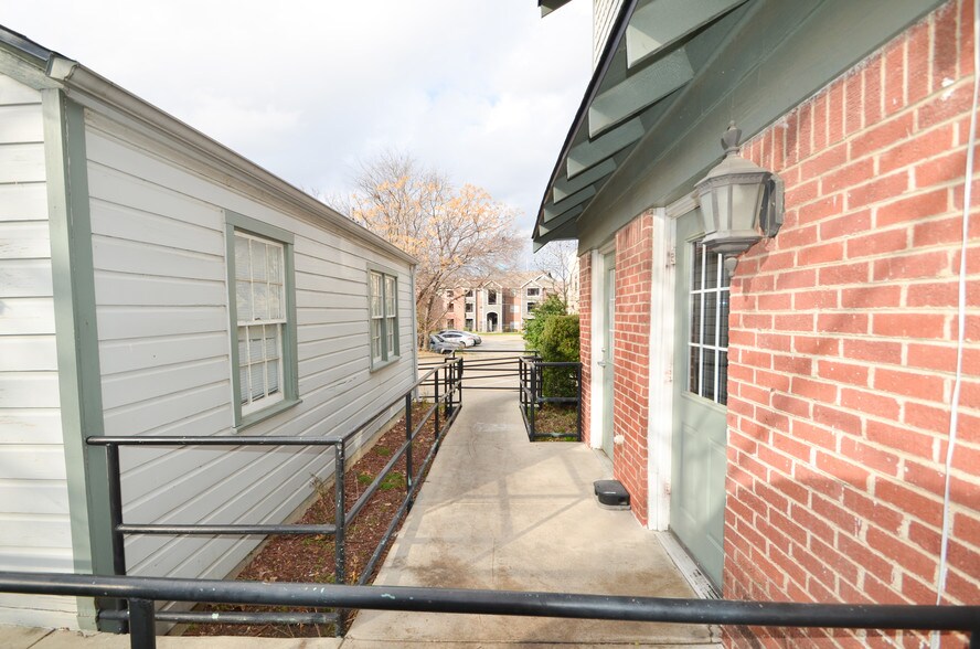 More Photos Of 304 W Cannon St, Fort Worth Restaurant For Sale