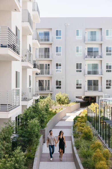 More Photos Of 21010 Erwin St, Woodland Hills Apartments For Lease