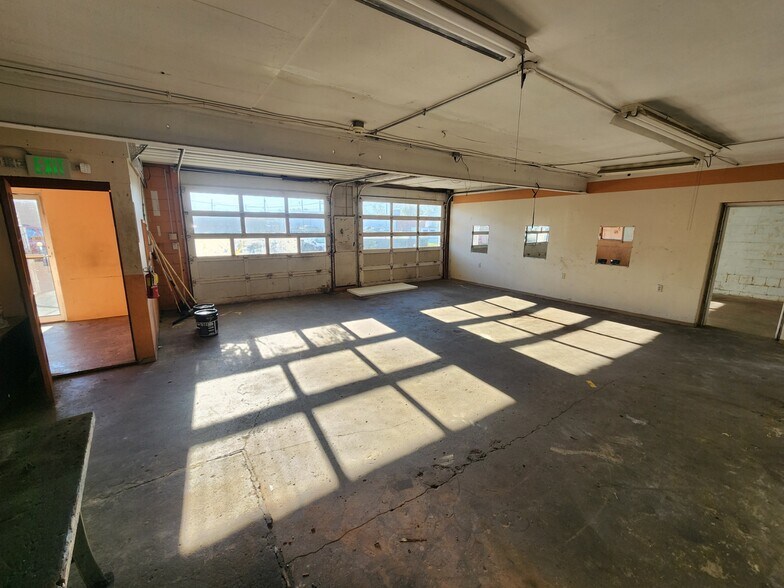 More Photos Of 2177 State St, Columbus Showroom For Lease