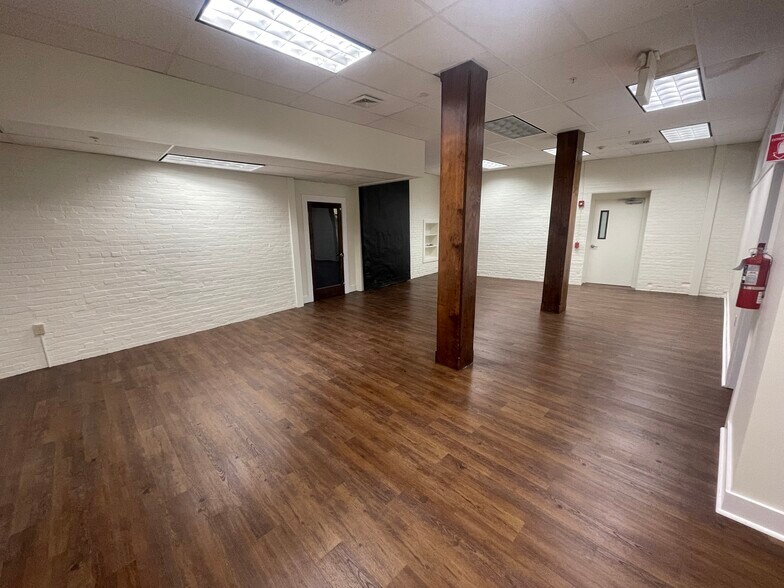 More Photos Of 15 Railroad Ave, Kingston Office For Lease