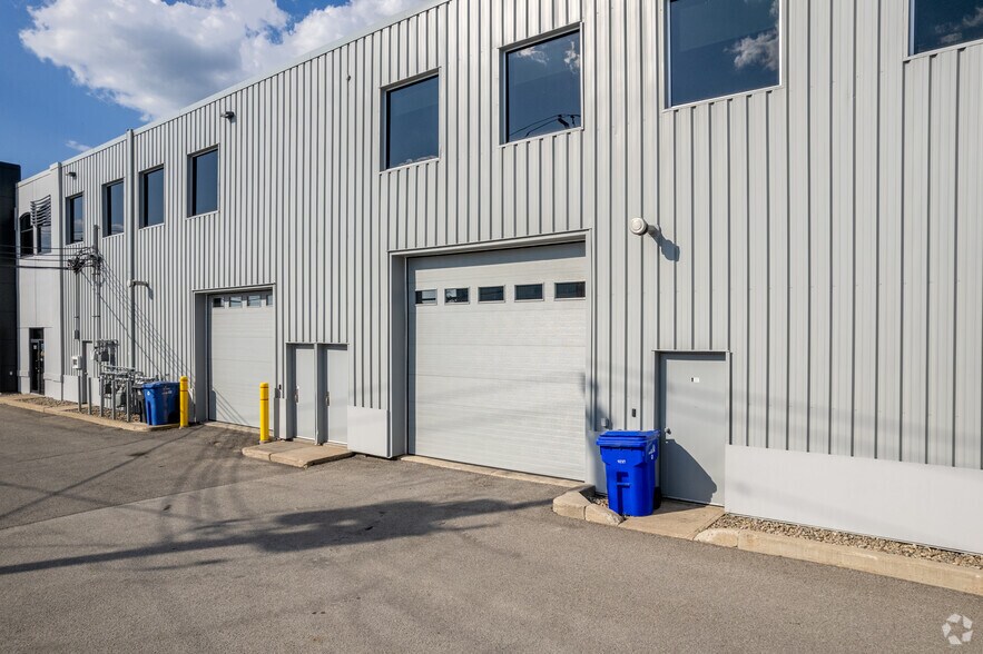 More Photos Of 17660 Rue Charles, Mirabel Flex For Lease