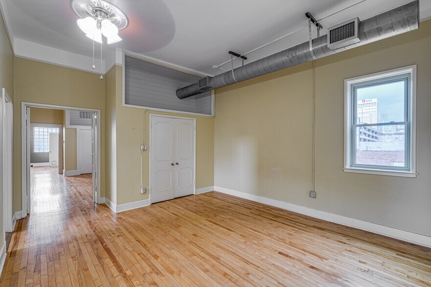 More Photos Of 339 Madison Ave, Memphis Storefront Retail Office For Lease