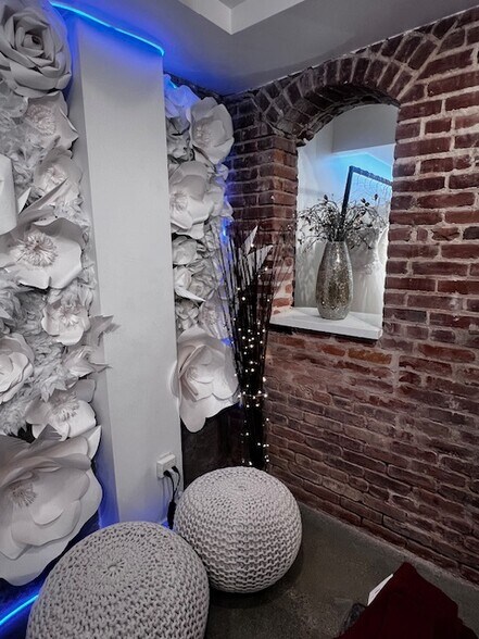 More Photos Of 330 N Western Ave, Los Angeles Storefront Retail Office For Lease