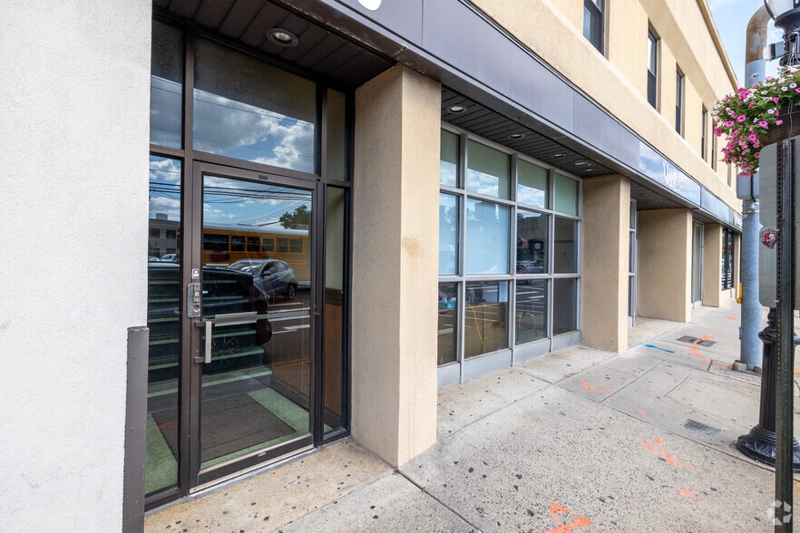 More Photos Of 376-390 Plandome Rd, Manhasset General Retail For Sale