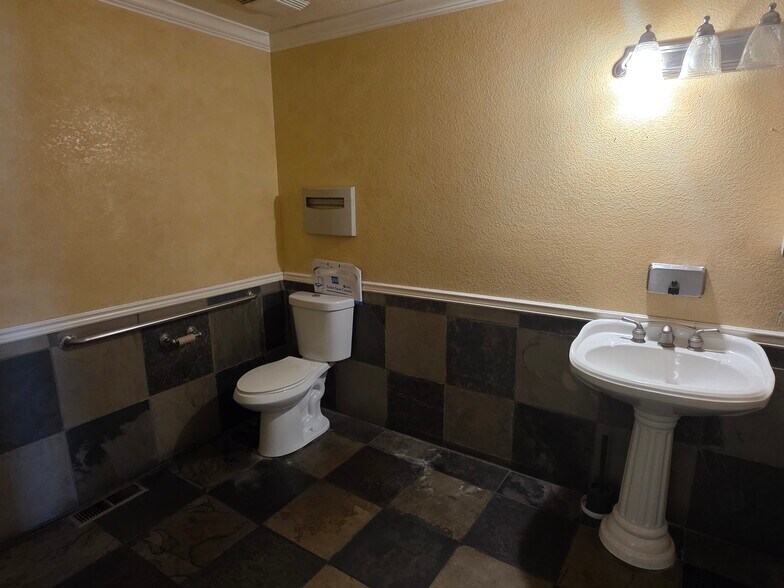 More Photos Of 466 Del Norte Ave, Yuba City Medical For Sale