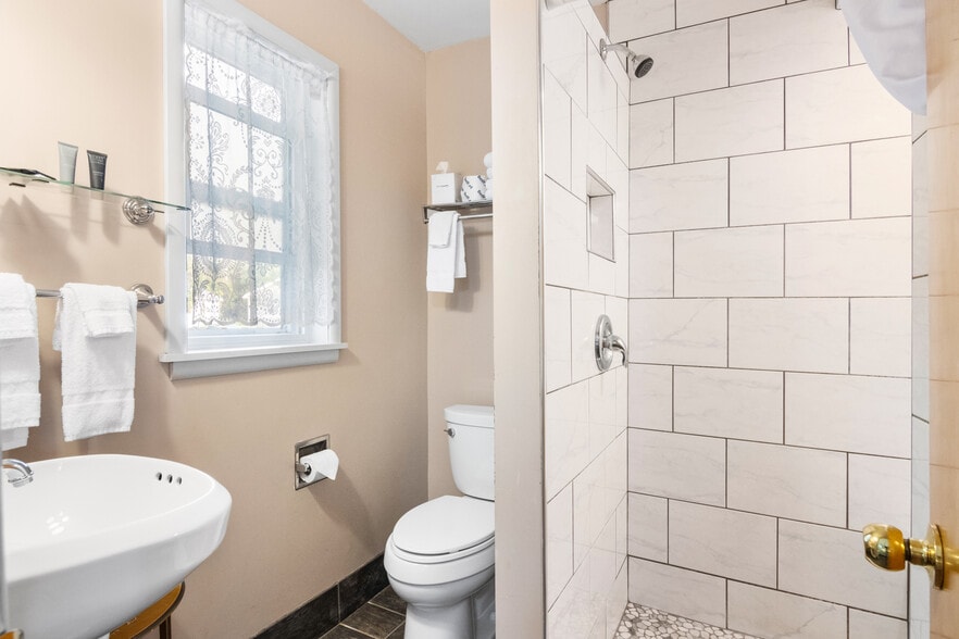 More Photos Of 4871 U.S. 31, Eastport Hotel For Sale