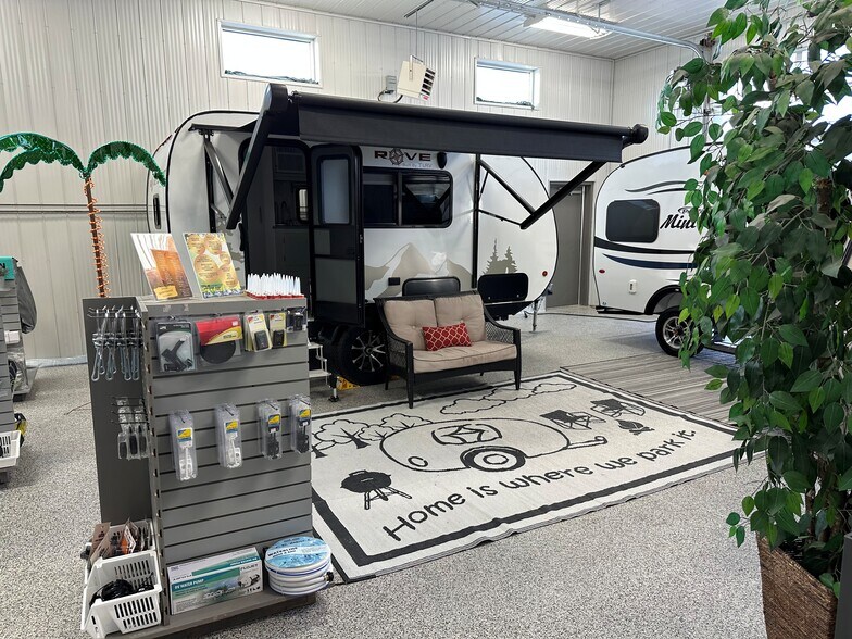 More Photos Of 43 Main St, Selkirk Showroom For Sale