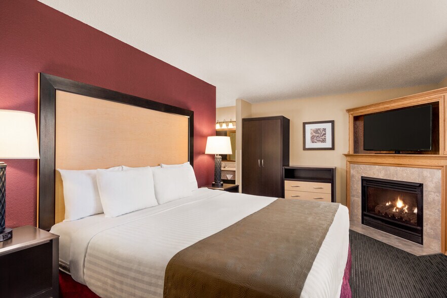 More Photos Of 777 Highway 10 E, Detroit Lakes Hotel For Sale